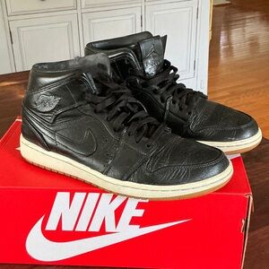 Air Jordan 1 mid gumsoles (size 9)